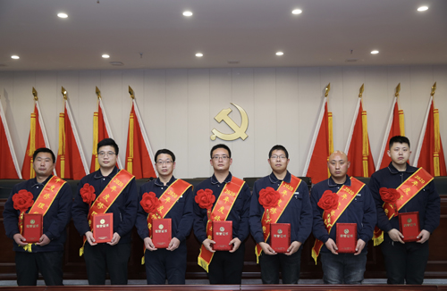0206 修理能手從左至右依次為 邵冠峰、王寶玉、潘春樂、李龍、許特斯、韓利杰、寇增亮.jpg