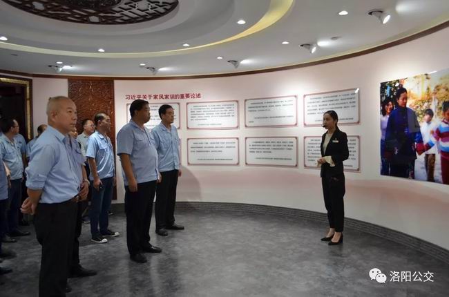 集團(tuán)機(jī)關(guān)組織黨員到“市民之家”廉潔文化宣傳教育館、家風(fēng)家訓(xùn)館和黨建館參觀學(xué)習(xí)
