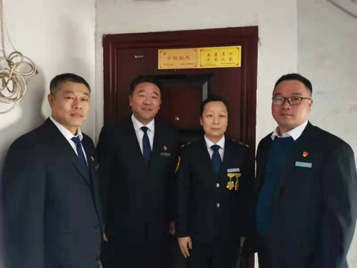 “一人得獎，全家光榮” 送“牌”上門，集團為標兵先進送去榮譽喜報牌匾