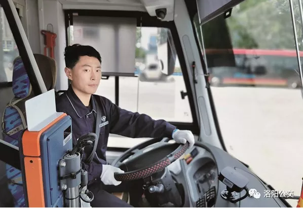 你我身邊的公交車長(zhǎng)丨劉江偉: 服務(wù)熱情車技好 他曾收到外地寄來的錦旗